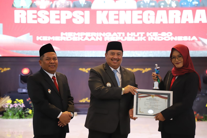 SELAMAT: Bupati Jombang Warsubi memberikan penghargaan kepada enam ASN berprestasi pada malam Resepsi Kenegaraan HUT Kemerdekaan ke-80 RI di Pendopo Kabupaten Jombang, Minggu (17/8/).