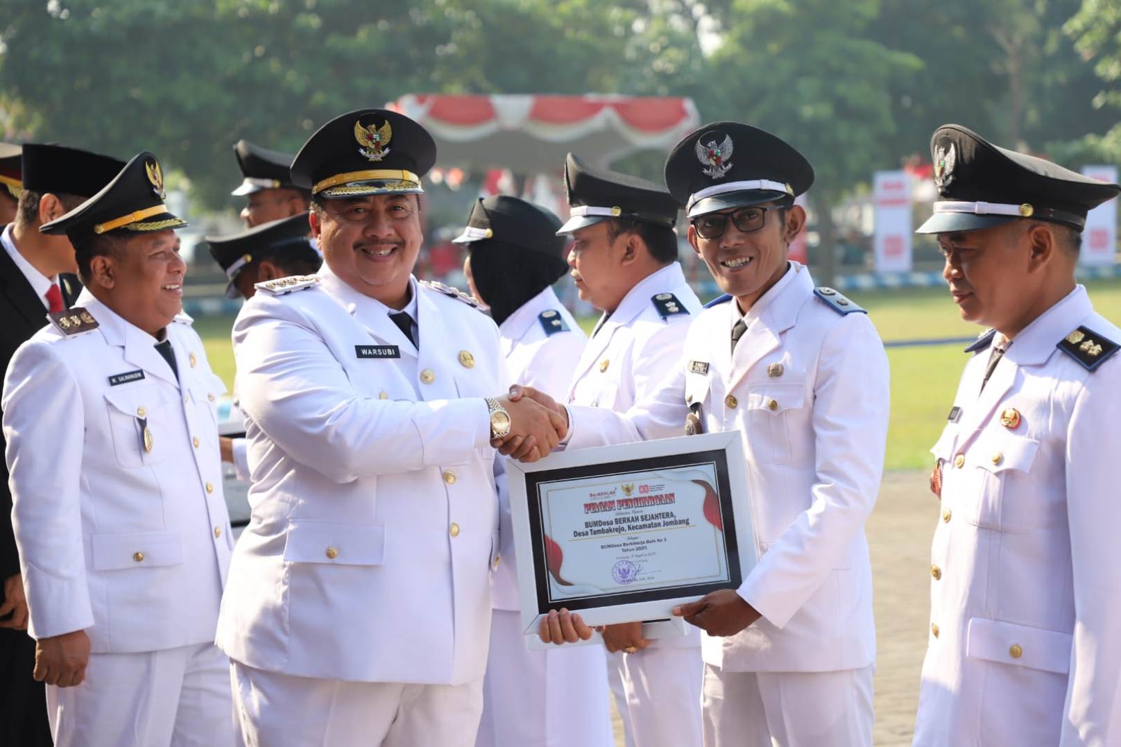 Kepala Desa Tambakrejo Mohammad Nasir Fadlillah menerima piagam penghargaan dari Bupati Jombang Warsubi sebagai BUMDesa berkinerja baik ke-1 2025