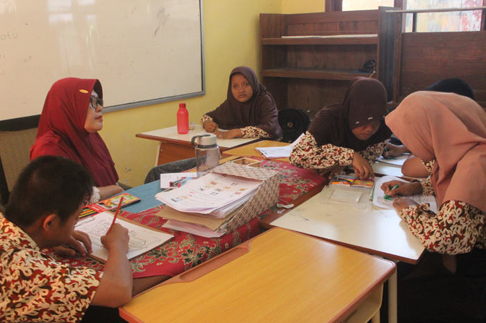 SEMANGAT: Siswa SLBN Balongsari Kecamatan Megaluh, Jombang saat belajar di kelas.