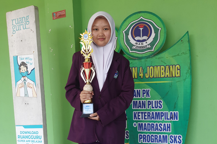 Deitsna Fatkha Rahmadina, Siswi MAN 4 PP Mamba&rsquo;ul Ma&rsquo;arif Denanyar Jombang, jago Bahasa Arab hingga juarai LKTI.