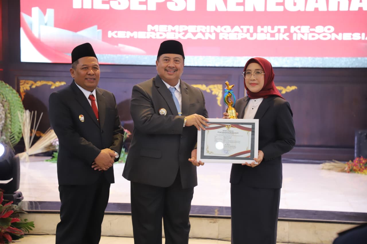 Irma saat mendapatkan penghargaan sebagai ASN berprestasi dari Bupati Jombang Warsubi