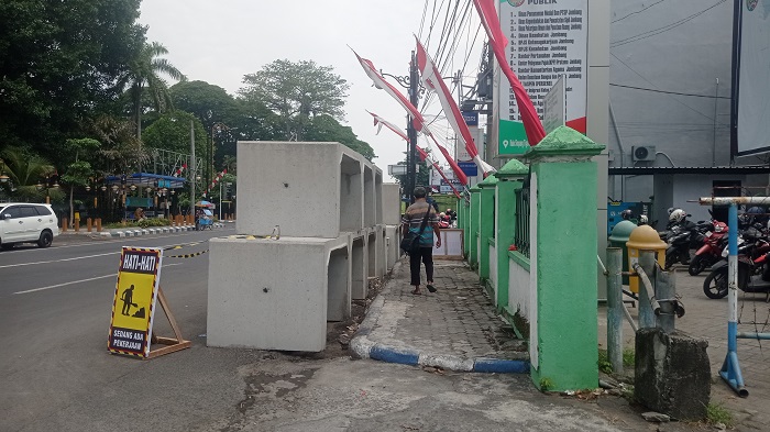 TERANG: Kondisi Jl Gus Dur, Jombang usai deretan pohon peneduh ditebang dampak proyek trotoar dan drainase.