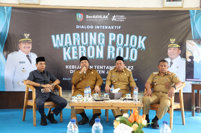 SOSIALISASI: Bupati Jombang Warsubi didampingi Wabup Salmanudin Yazid saat melakukan sosialisasi PBB-P2 di Balai Desa Tanjungwadung Kecamatan Kabuh, Selasa (19/08).