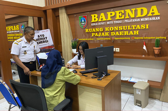FASILITASI: Kepala Bapenda Jombang Hartono mendampingi Bupati Jombang Warsubi saat melakukan sosialisasi PBB-P2 di Balai Desa Tanjungwadung Kecamatan Kabuh, Selasa (19/8).
