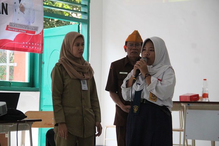 BELUM LENGKAP: Siswa sekolah Rakyat di SKB Mojoagung, Jombang mulai menerima kiriman seragam dari Kemensos.