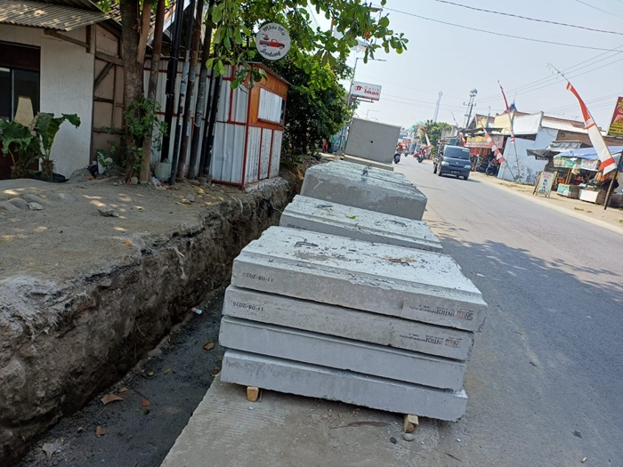 DIKEBUT: Proyek peningkatan ruas jalan Ceweng&ndash;Kalianyar, Jombang hingga kini masih berjalan.