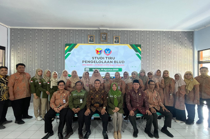 KREATIF: Kegiatan studi tiru SMKN 1 Jombang ke SMKN 2 Nganjuk.