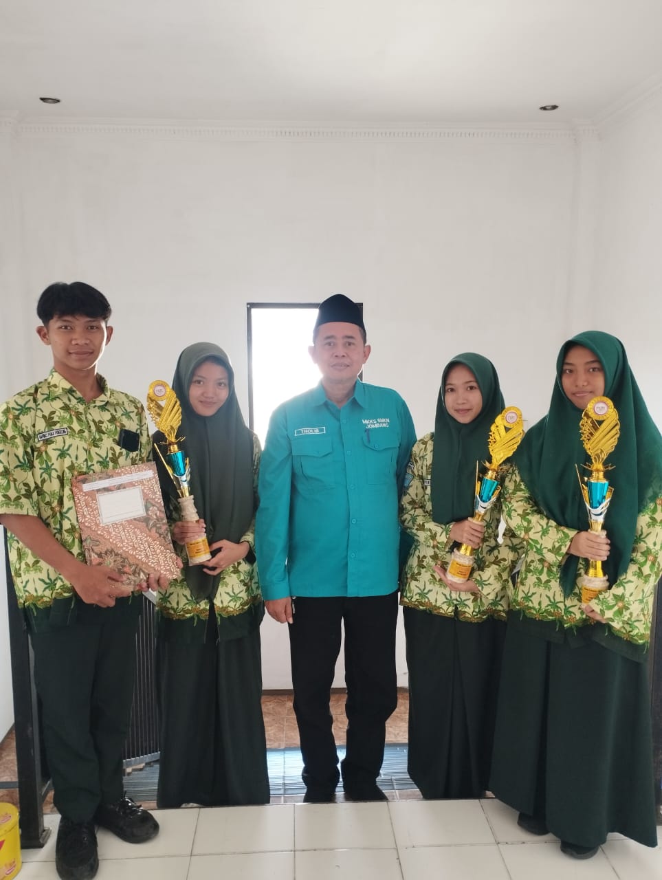 Kepala SMKN 1 Jombang, Abdul Muntolib bersama siswa berprestasi.