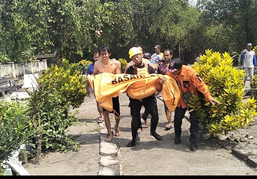 Proses evakuasi jasad korban yang tenggelam dari sungai