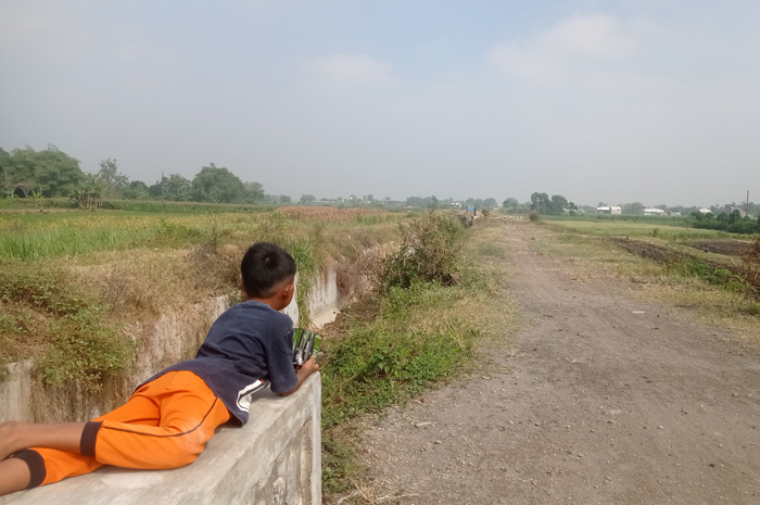 BELUM FUNGSI: Irigasi Pariterong di Desa Kedawong, Kecamatan Diwek, Jombang yang ditumbuhi semak belukar.