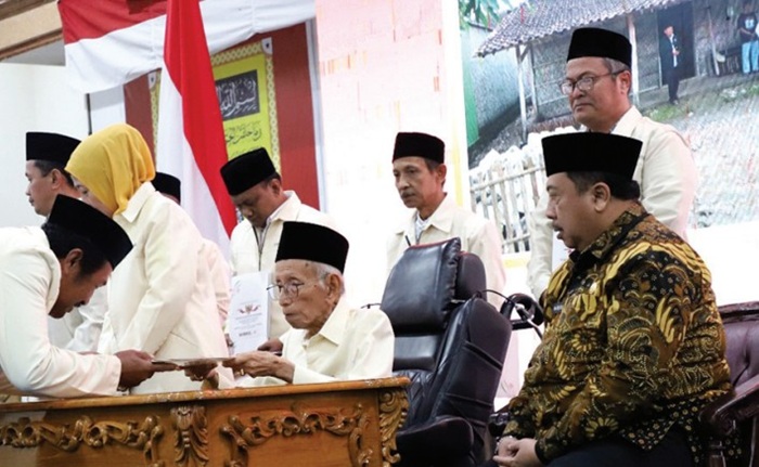 PEDULI:  Sang Mursyid Thoriqoh Shiddiqiyyah, Syekh Mohammad Muchtarulohil Mujtaba Mu&rsquo;thi, didampingi Bupati Jombang Warsubi menyerahkan RSKILHS di Hotel Yusro, Kamis (21/8).