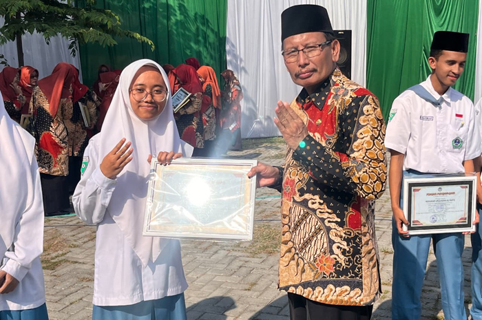 Hanyda Nisaul Muslim, siswi kelas 12 MAN Program Keagamaan (PK) MAN 4 Jombang Pondok Pesantren Mambaul Maarif Denanyar Jombang.