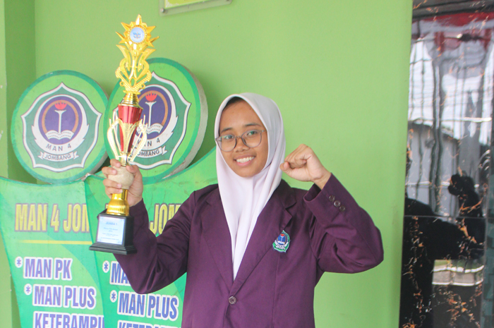 Hanyda Nisaul Muslim, Siswi MAN PK MAN 4 Jombang PP Mambaul Maarif Denanyar, Jombang.