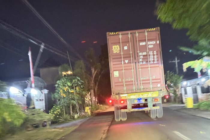 Kendaraan truk besar masih saja nekat melintas di Jalan Cukir&ndash;Mojowarno, Jombang.