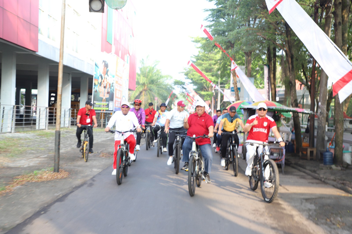 Bupati Jombang Warsubi gowes bersama warga, Jumat (22/8).