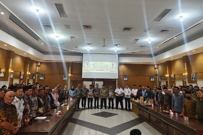 MITRA: Bupati Warsubi saat audiensi dengan Persaudaraan Kepala Desa Indonesia (PKDI) di Ruang Bung Tomo Pemkab Jombang, Rabu (20/8) malam.