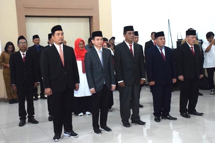 DILANTIK: Bupati Warsubi melantik anggota Dewan Pendidikan masa bakti 2025&ndash;2030 di Ruang Swagata Pendopo Kabupaten Jombang, Selasa (12/8).