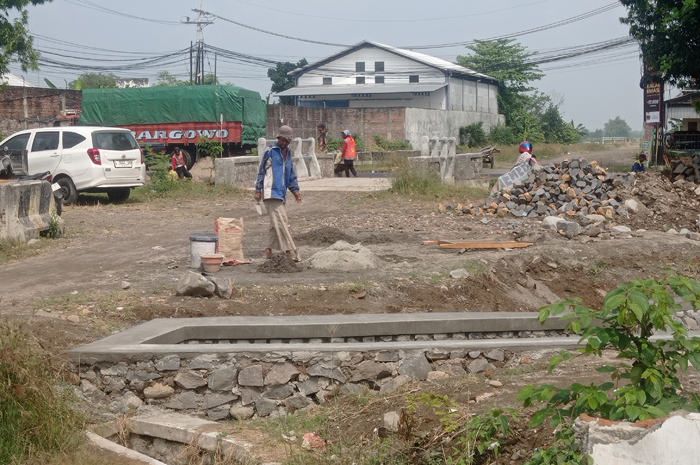 BELUM SELESAI: Pengerjaan tambahan irigasi Pariterong di Desa Balongbesuk, Kecamatan Diwek, Jombang.