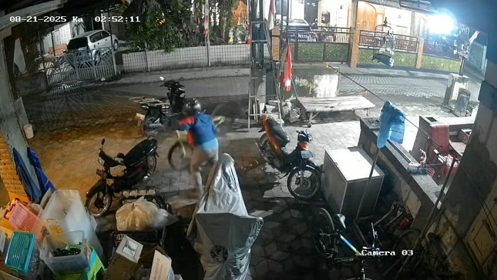 TEREKAM CCTV: Tiga unit sepeda milik warga Dusun Budug, Desa Tugusumberjo, Kecamatan Peterongan raib digondol maling, Kamis (21/8) dini hari.