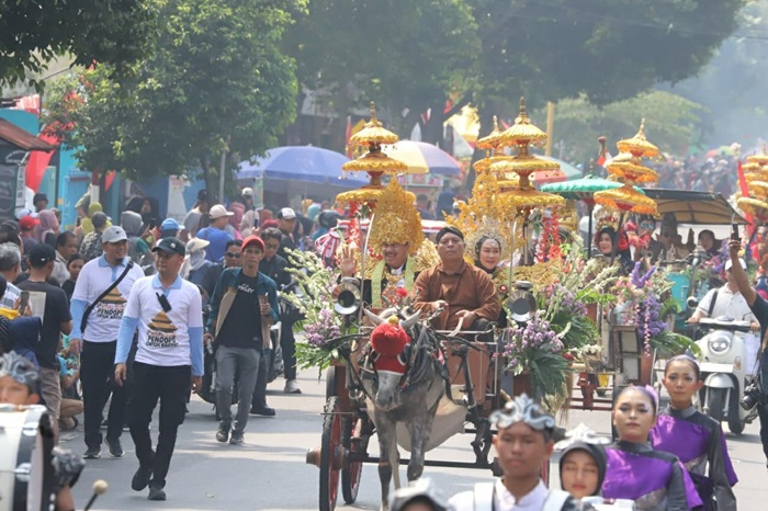 Bupati Jombang Warsubi dan Wabup Salmanudin Yazid memimpin kegiatan Karnaval Mobil Hias Hasil Bumi 2025, Sabtu (23/8).