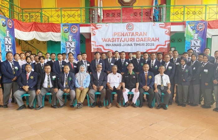 KOMPAK: Ketua Harian FORKI Jombang, Kwat Prayitno bersama peserta penataran wasit dan juri di Dojo Mahameru, Jombang, Minggu (17/8).