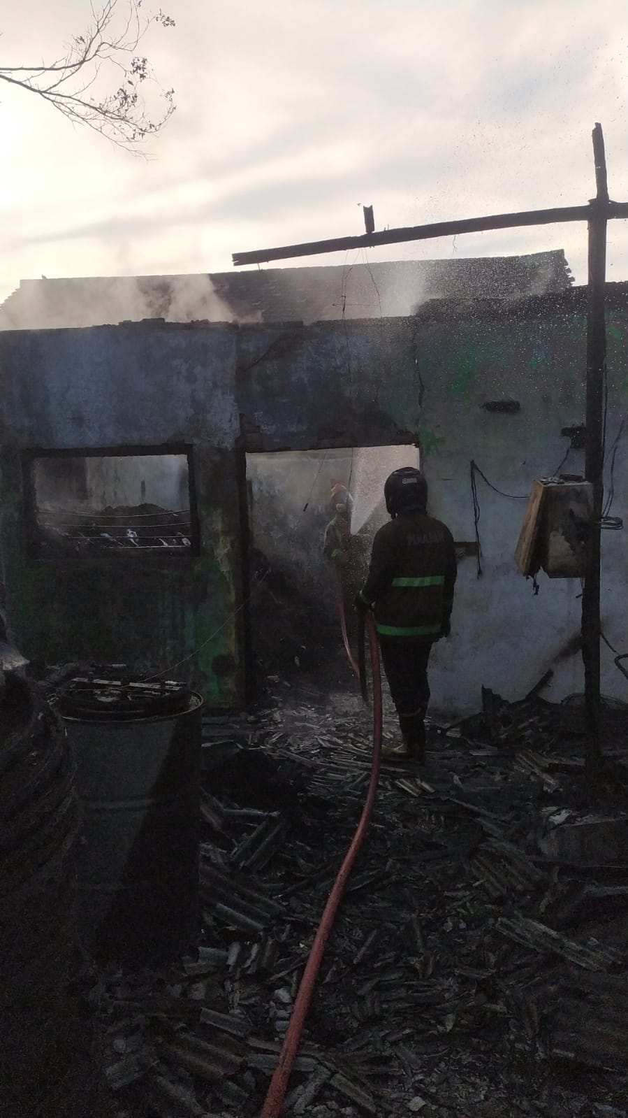 Kebakaran melanda sebuah gudang limbah ban bekas di Dusun Semelo, Desa Kayen, Kecamatan Bandarkedungmulyo, Kabupaten Jombang, Senin (25/8) pagi.