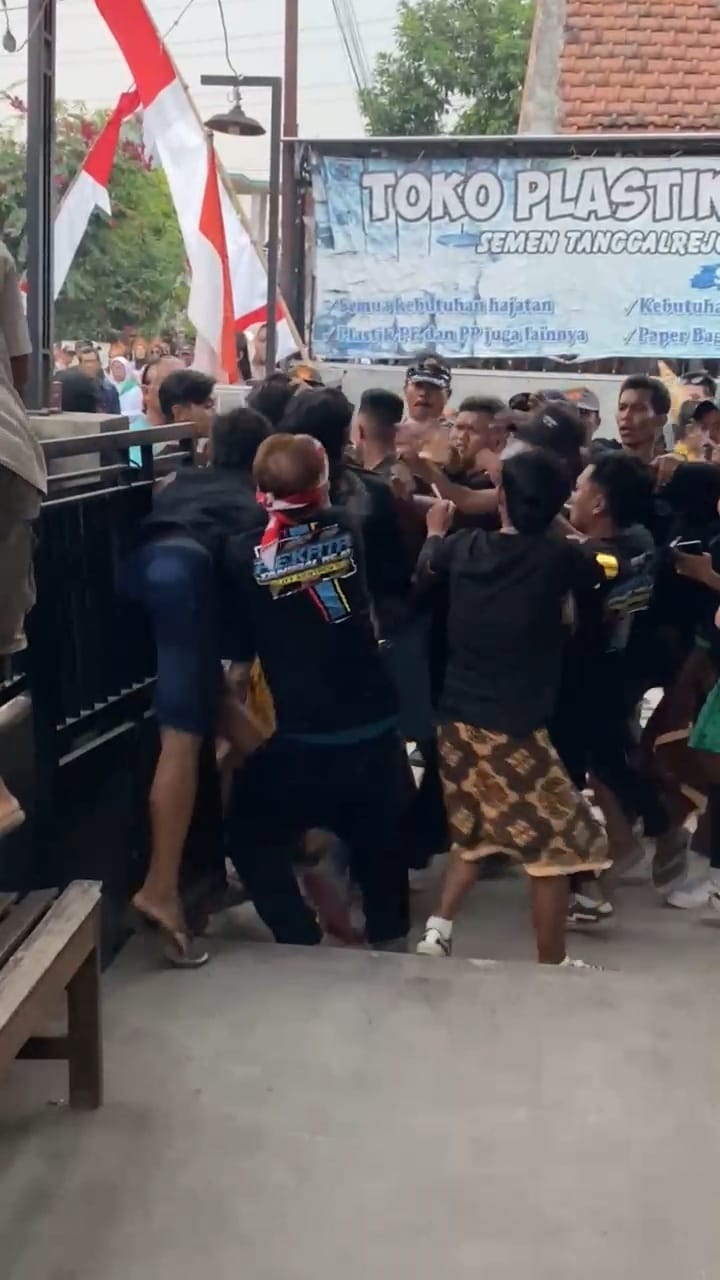Suasana karnaval di Desa Tanggalrejo, Kecamatan Mojoagung, Kabupaten Jombang, pada Minggu (24/8) sore sempat diwarnai keributan antarwarga.