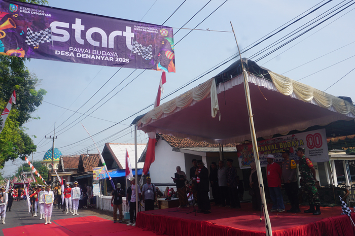 MERIAH: Kepala Desa Denanyar Ayub Effendi bersama Forkopimcam Jombang memberangkatkan pawai budaya Desa Denanyar, Minggu (24/8) pagi.
