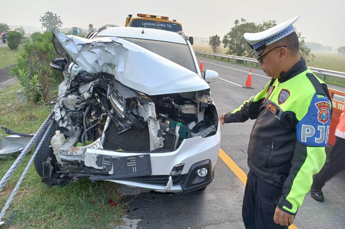 RINGSEK: Mobil yang terlibat kecelakaan di KM 692+200 jalur B Tol Jombang&ndash;Mojokerto, tepatnya di Desa Sumberagung, Kecamatan Peterongan, Jombang, Minggu (24/8) pagi.