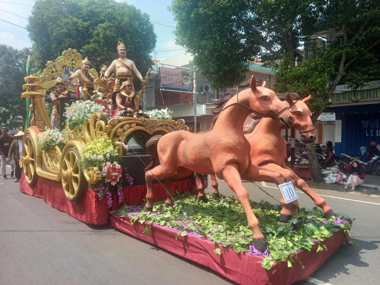 Mobil Hias dari MKKS SMP Negeri Jombang yang jadi juara 1 pawai mobil hias hasil bumi Jombang 2025