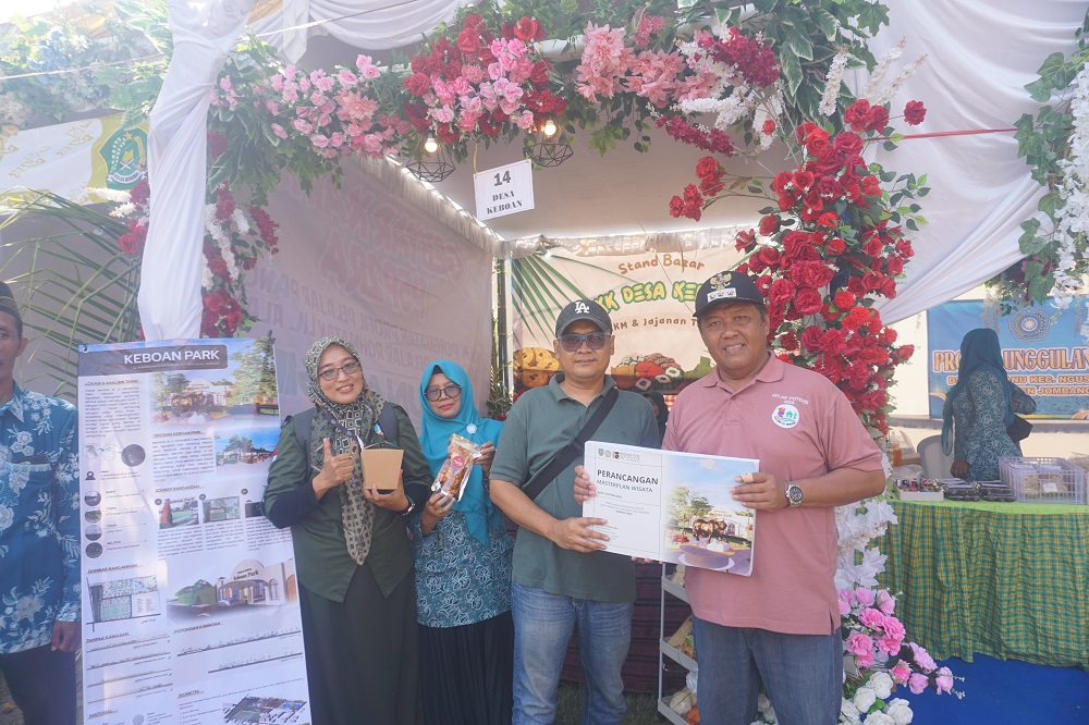 Sekretaris Desa Keboan Ahmad Zainul Muttaqin menunjukkan masterplan wisata kepada Camat Ngusikan Ahmad Fahruddin Fauzi saat acara gelar potensi desa di halaman kantor Kecamatan Ngusikan, Selasa (26/8)