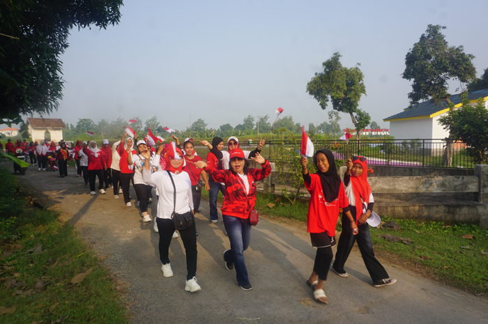 ANTUSIAS: Warga Desa Turipinggir, Kecamatan Megaluh merayakan HUT ke-80 Kemerdekaan RI dengan semangat nasionalisme bertema merah putih, Minggu (24/8) pagi.