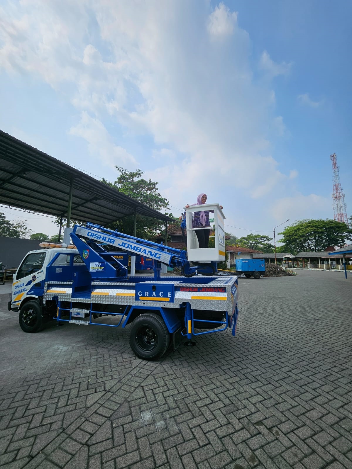 Mobil crane untuk operasional PJU yang baru saja dibeli Dishub Jombang (24/8).