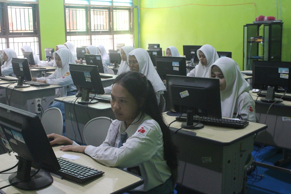 Siswa kelas 12 SMAN Jogoroto saat mengikuti kegiatan di lab komputer sekolah (19/8).