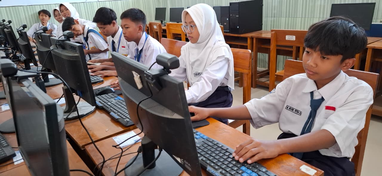 Siswa mengikuti ANBK 2025 di SMPN 2 Ngoro Jombang (26/8).