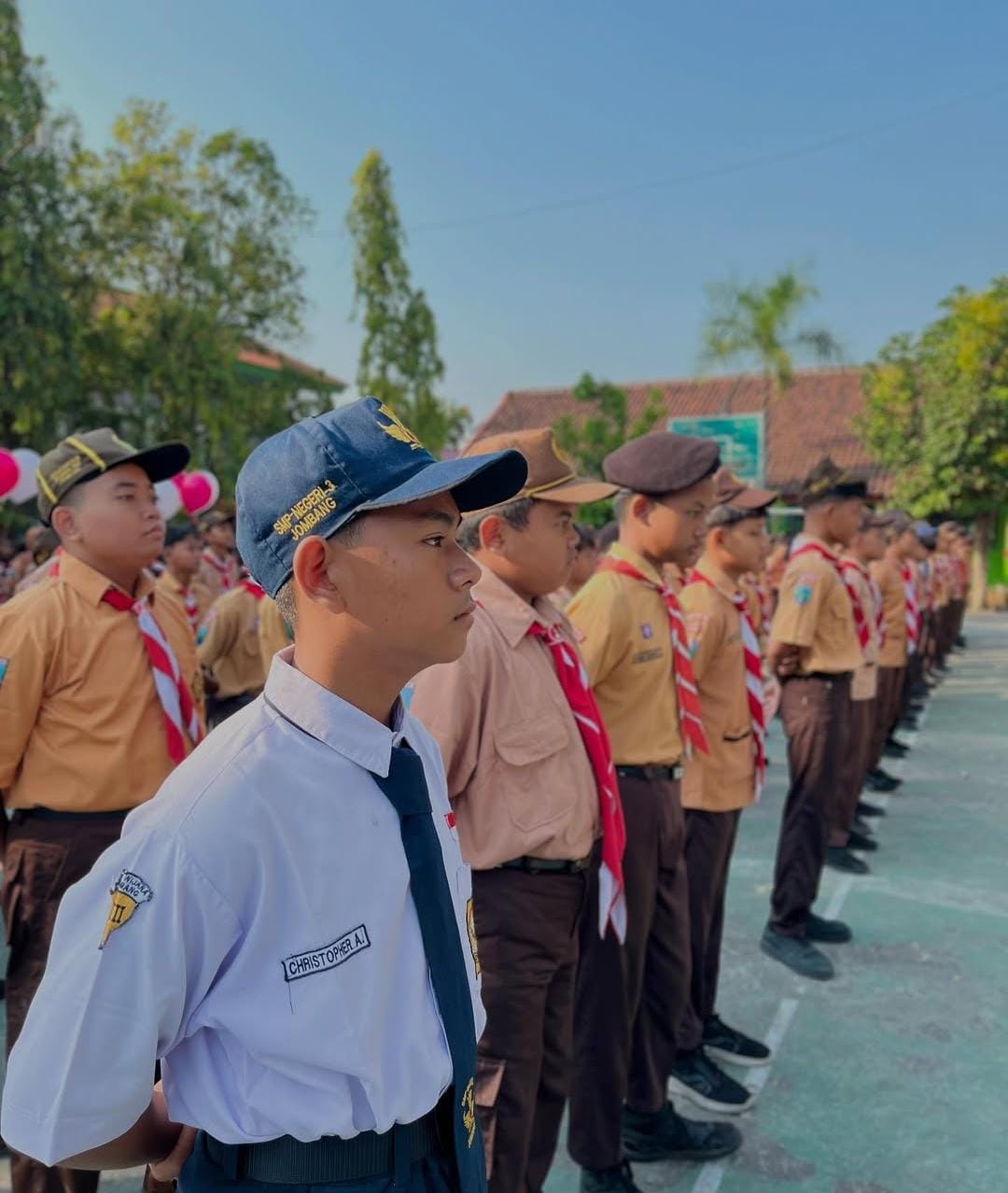 DISIPLIN: Siswa SMPN 3 Jombang saat mengikuti upacara di halaman sekolah, Minggu (17/8).