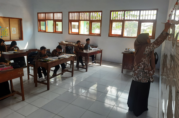 KASIHAN: Siswa kelas 1 dan 2 SDN Mojongapit 3 Kecamatan Jombang digabung dalam satu kelas karena kekurangan guru (21/8).