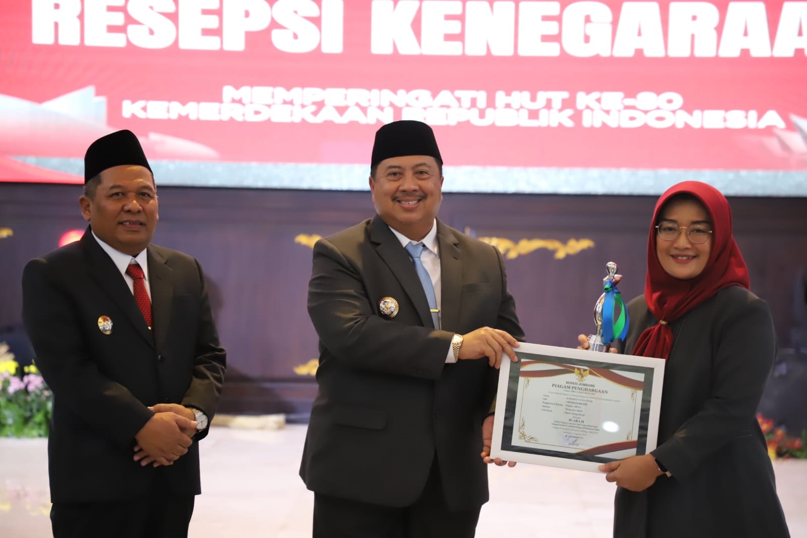 Rakhma Yunia Fitri, S.IP, pegawai Dinas Tenaga Kerja Kabupaten Jombang saat menerima  penghargaan juara dua ajang ASN Terbaik Kabupaten Jombang Tahun 2025