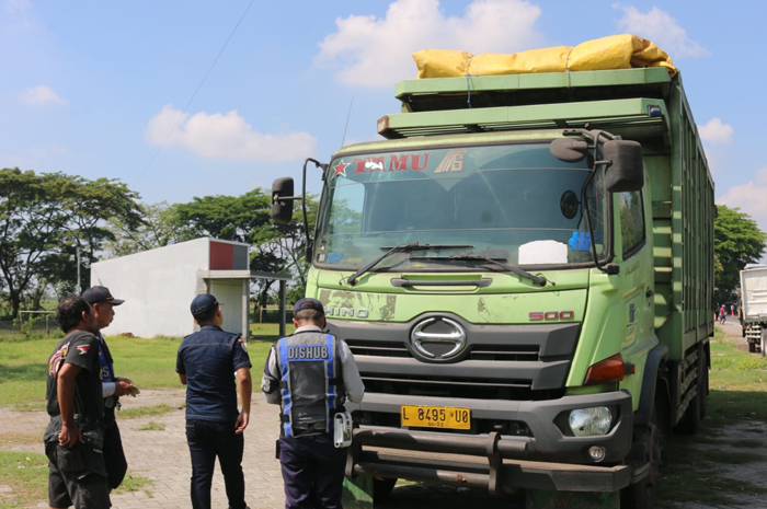 Puluhan unit truk terjaring razia yang dilakukan tim gabungan di jalan Kasemen-Gudo, Jombang.