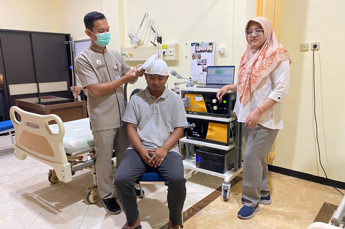 CANGGIH: Dokter spesialis saraf RSUD Kabupaten Jombang, dr Intan Nurswida SpN, saat memberikan pelayanan pada pasien di RSUD Jombang (27/8).