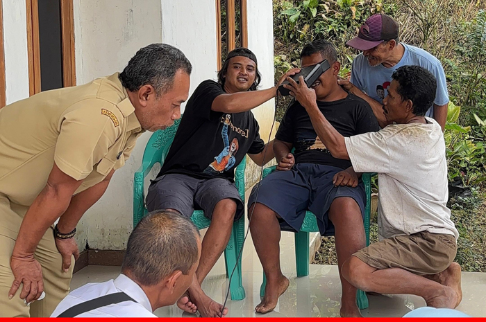 DATANG KE WARGA: Petugas Dispendukcapil Jombang saat mendatangani warga ODGJ di wilayah Kecamatan Wonosalam, Jombang.