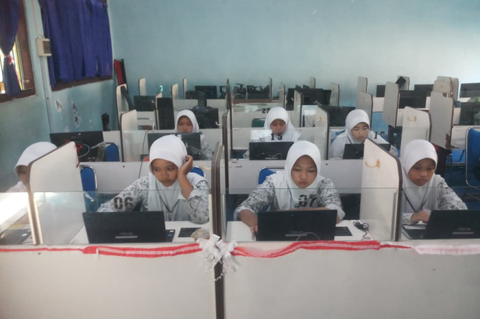 MIKIR: Siswa MTsN 9 Jombang saat mengikuti ANBK.