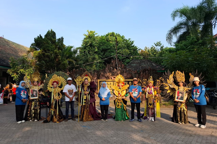 KREATIF: Kepala SDN kepanjen 2 Kecamatan Jombang, Saida Setyarini (tengah) bersama Irwan Prakoso (putih), komite sekolah dan sejumlah siswa yang tampil dalam pawai budaya, Rabu (27/8).