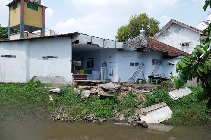 BUTUH PERBAIKAN: Plengsengan Kali Jombang Wetan di Dusun Tugu, Desa Kepatihan, Kecamatan Jombang yang ambrol (27/8).