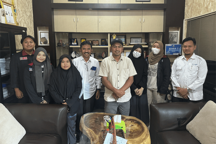 SUKSES: Kelompok 92 Program PMM Mitra Dosen Universitas Muhammadiyah Malang memberikan pendampingan transformasi literasi Edu-Psychology di Karang Taruna Desa Beji Kecamatan Junrejo Kota Batu.
