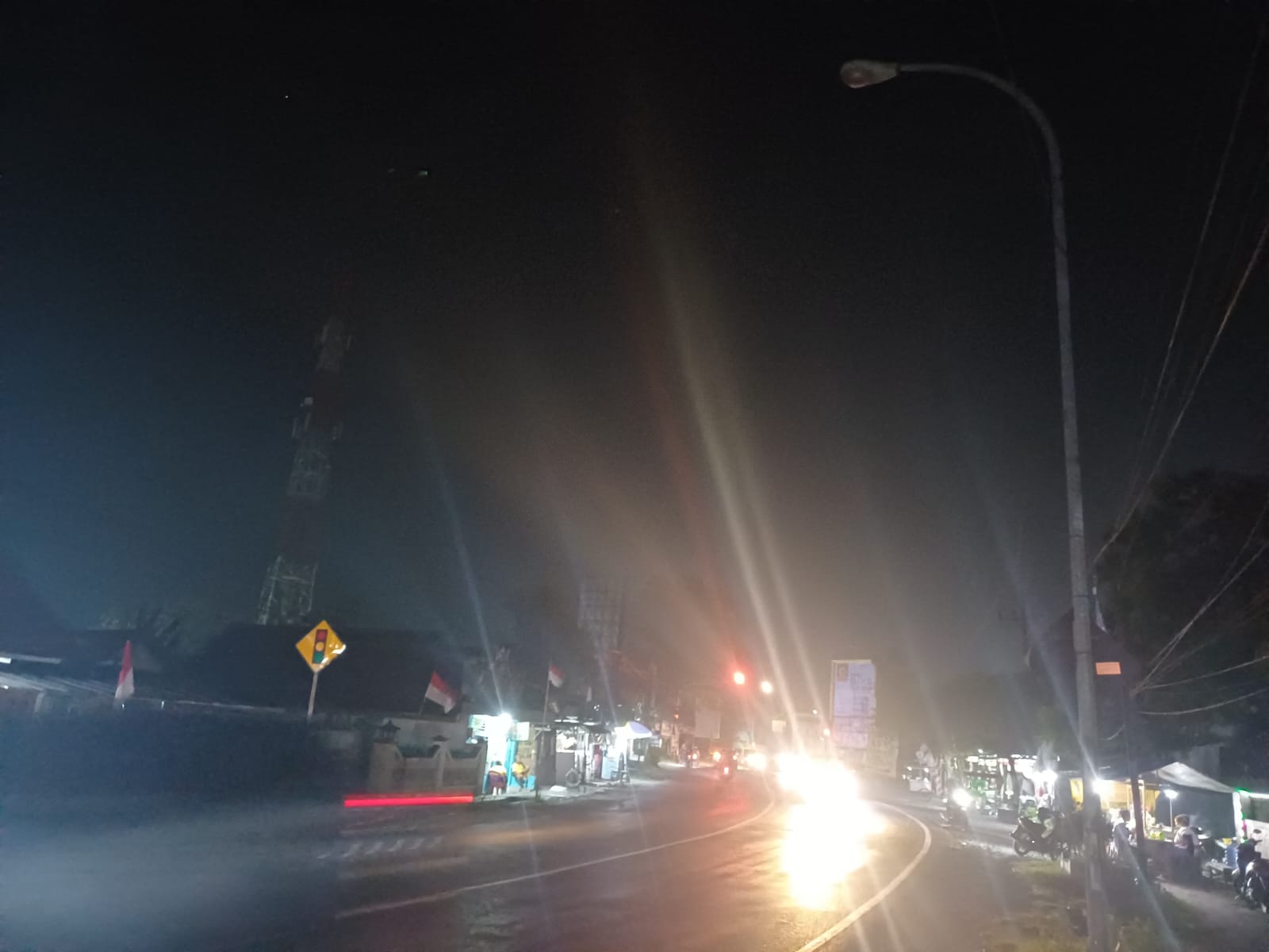 GELAP: PJU jalan provinsi di Desa/Kecamatan Diwek, Jombang yang padam lagi.