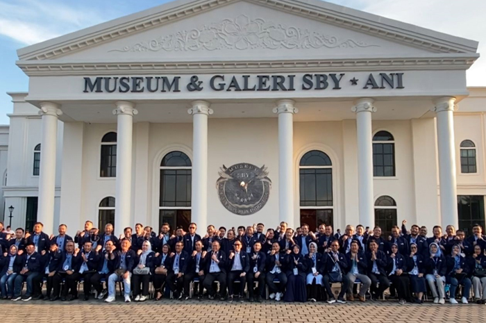TELADAN: Wakil Ketua DPRD Jombang, HM Syarif Hidayatullah ST MMT (Gus Sentot), bersama Wakil Ketua Umum DPP Partai Demokrat Edhie Baskoro saat mengikuti BIMTEKNAS Partai Demokrat di Museum SBY Ani.
