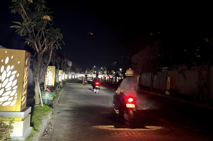 fasilitas lampu taman di jalur masuk area Sentra Pedagang Kaki Lima (PKL) Jalan KH Ahmad Dahlan, Jombang, padam.