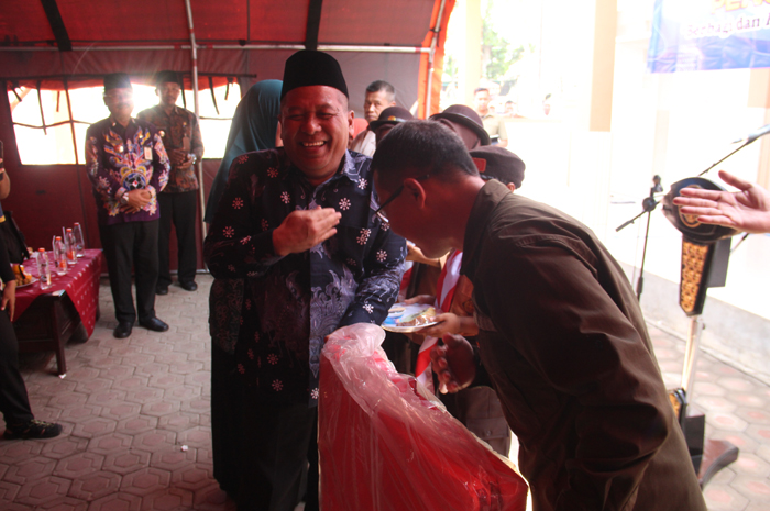 DEKAT: Wakil Bupati Jombang Salmanudin Yazid saat berkunjung ke Sekolah Rakyat Jombang, Jumat (29/9).