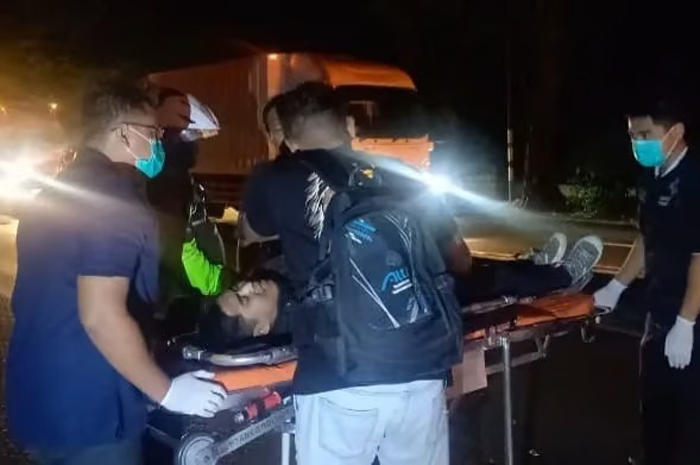 LUKA: Muhammad Mubasir, 32, warga Kecamatan Berbek, Nganjuk tertimpa dahan pohon kemiri berukuran besar di Jalur Arteri Nasional Desa Keplaksari, Kecamatan Peterongan, Kamis (28/8) malam.